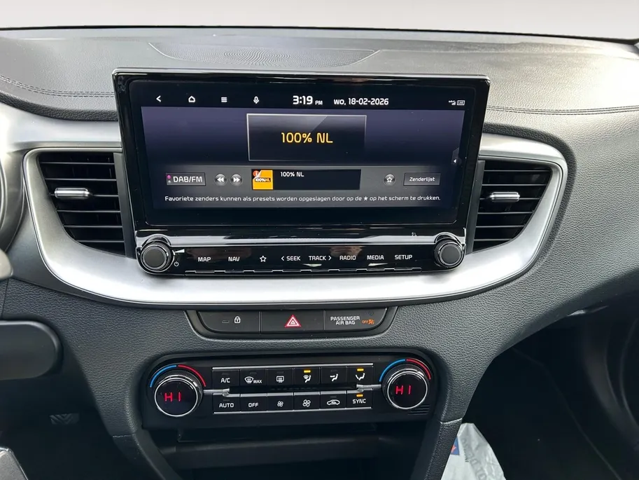 Kia Ceed Sportswagon 1.5 T-GDi DynamicLine | All-Seasonbanden | Apple Carplay / Android Auto | Navigatiesysteem | Parkeersensoren Voor + Achter | Parkeercamera Achter | Licht + Regensensor | Cruise Control | Climate Control | 16'Lichtmetalen velgen