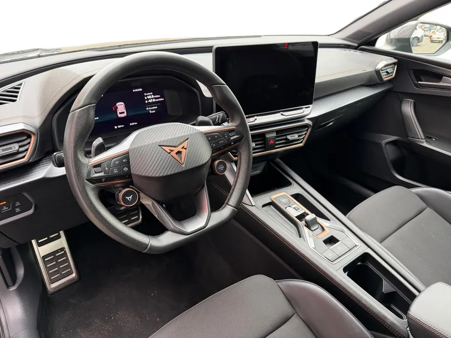 CUPRA Leon 1.5 PHEV Business 204PK AUTOMAAT | Elektrische actieradius tot 125km WLTP | Navigatie | Apple Carplay & Android Auto | Adaptive Cruise Control | Climate Control | Parkeersensoren voor & achter | 18'' Lichtmetalen velgen | Strakke auto
