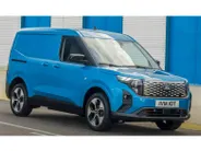 Ford E-Transit Courier Limited 46 kWh 136 pk | 17' LM velgen | Te bestellen voertuig vanaf € 29.135 ex BTW | Nu 0,99% rente financial lease | Winter Pack | Parking Pack | Apple Car Play / Android Auto | Snel laden