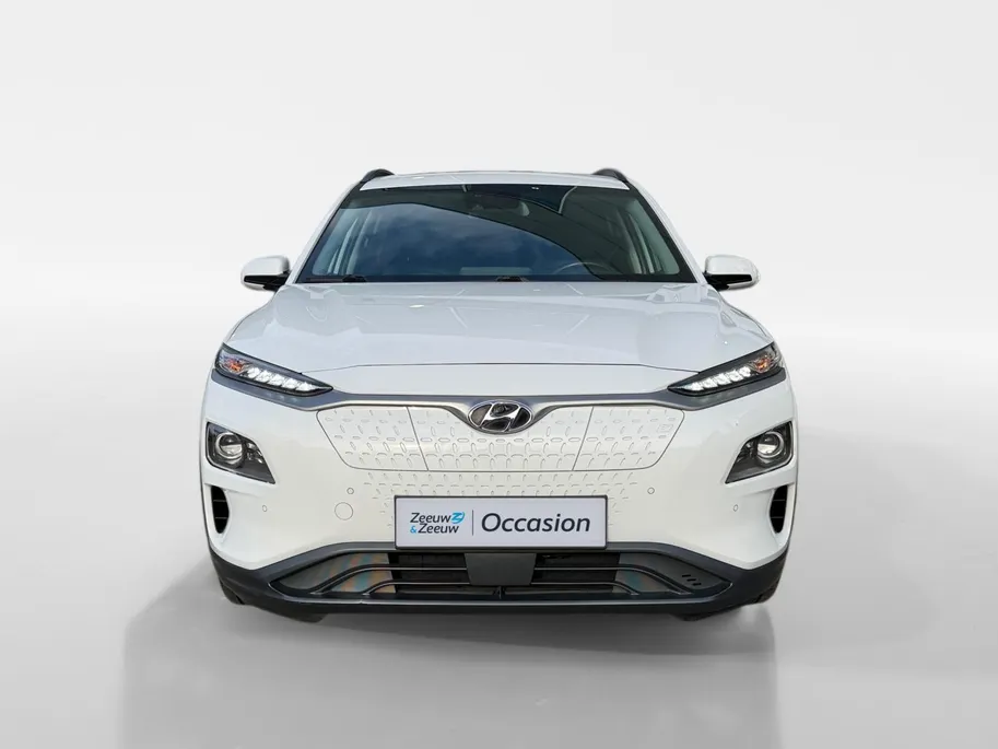 Hyundai Kona EV Limited Sky 64 kWh | Zeer compleet | 99% SOH | Open dak | Lederen bekleding | Trekhaak | Stoel verwarming & koeling | Stuurverwarming |