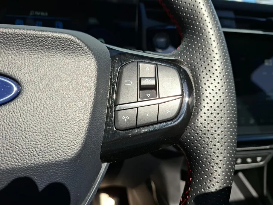 Ford Puma ST-Line | Stoel- stuur en voorruitverwarming | Trekhaak | Kantel / schuifdak | Adaptieve led koplampen | All weather banden