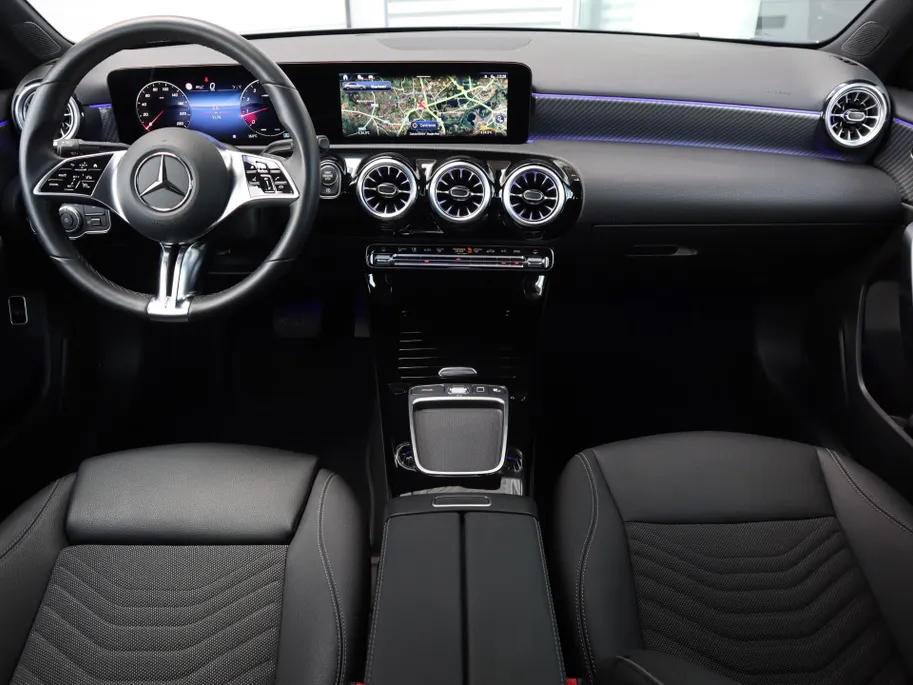 Mercedes-Benz A-Klasse 180 Star Edition Luxury Line l Trekhaak l Achteruitrij camera l Stoelverwarming l Ambiente lichtpakket