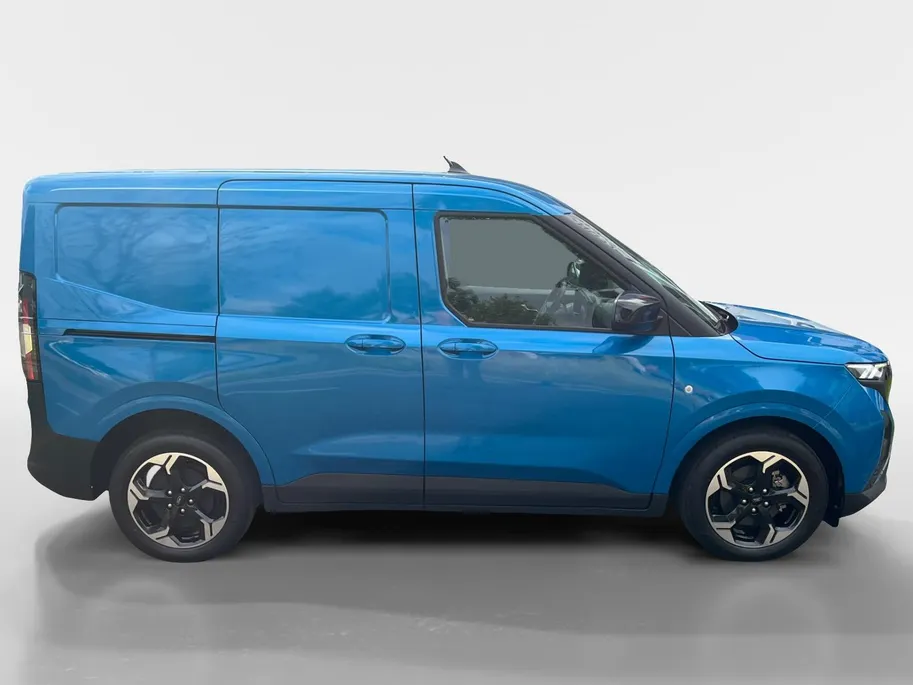 Ford E-Transit Courier Limited 44 kWh 136 pk | DEMO | Adaptive cruise control | Achteruitrij camera | Verdiepte tussenwand | Trekhaak | Navigatie | Direct leverbaar!