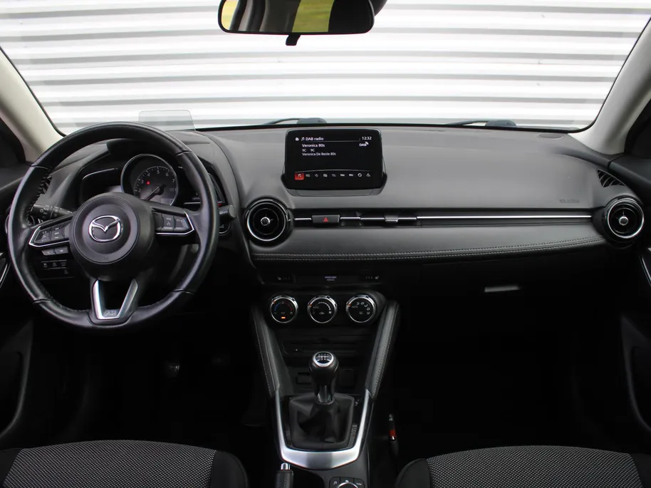 Mazda 2 1.5 Skyactiv-G GT-M | Trekhaak | Camera | Stoelverwarming | 16' LM | Navi | Cruise | Clima | Dodehoek detectie | LED | HUD |