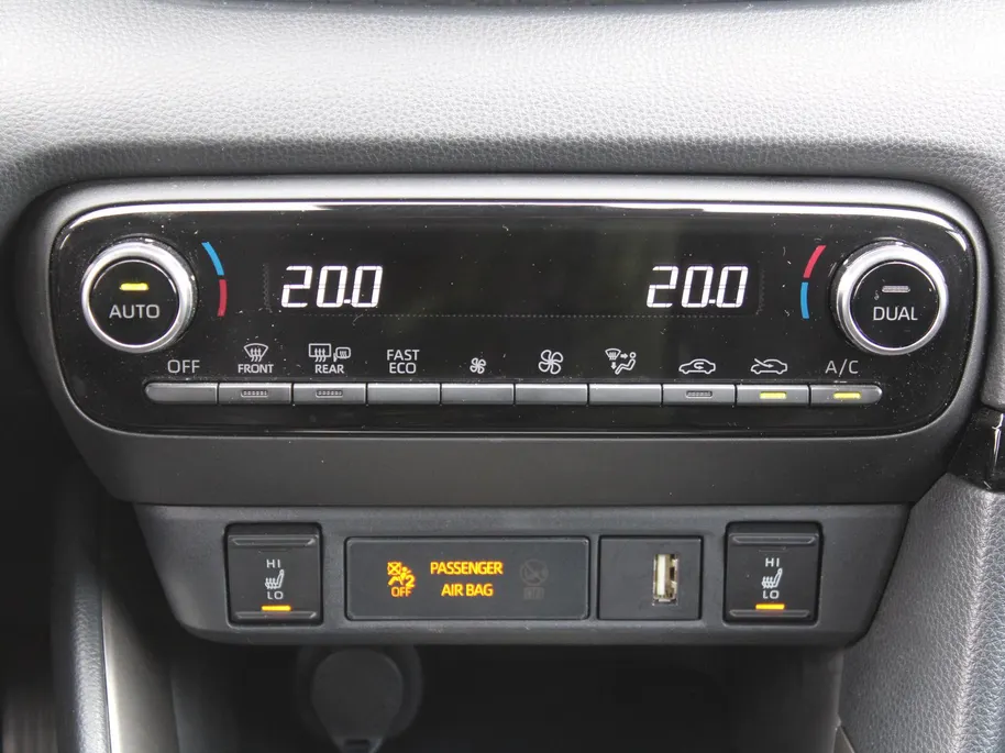 Mazda 2 Hybrid 1.5 Select | 16" LM | Stoel- & stuurverwarming | HUD | Camera | Dodehoek sensor | Clima | Apple Carplay/Android Auto |