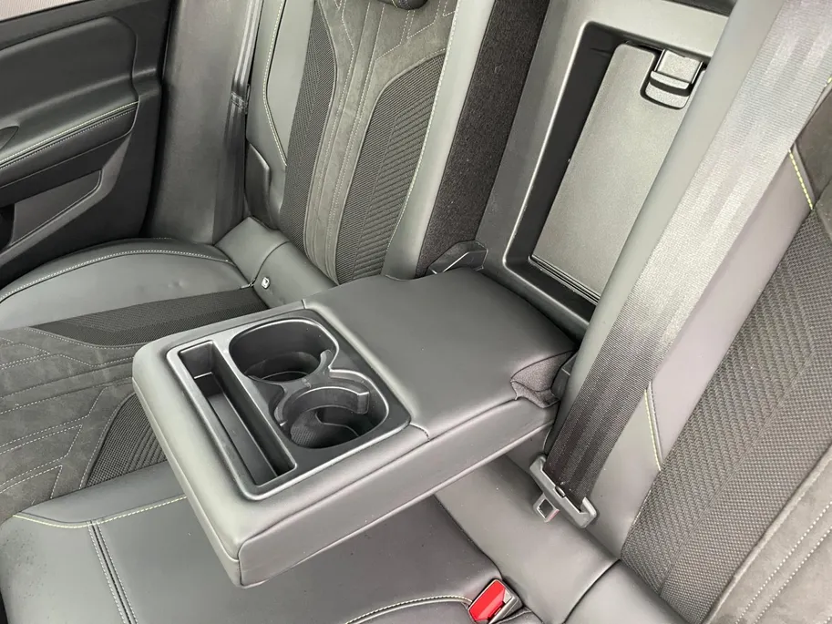 Peugeot 408 1.6 HYbrid GT 225 EAT8 First Edition *Navi*360Camera*Schuif/kanteldak*Trekhaak*Focal Audio*Adapt. Cruise Control* Memory stoel*Elekt. achterklep*Zeer nette auto!