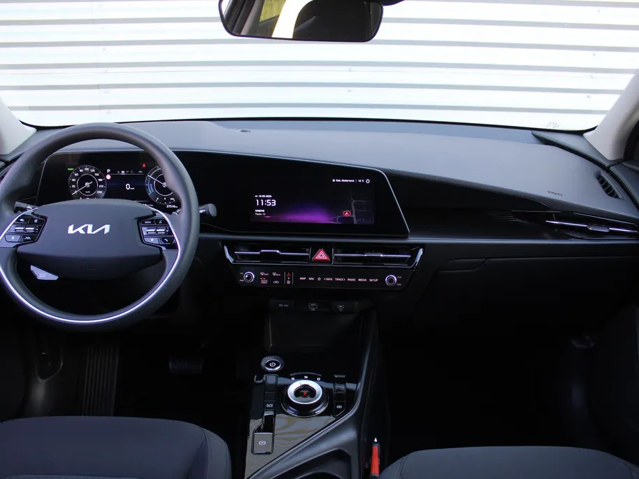 Kia Niro EV Light Edition 64.8 kWh | Camera | Cruise adapt. | Clima | 17' LM | Navi | Keyless | All season banden | 17% bijtelling |
