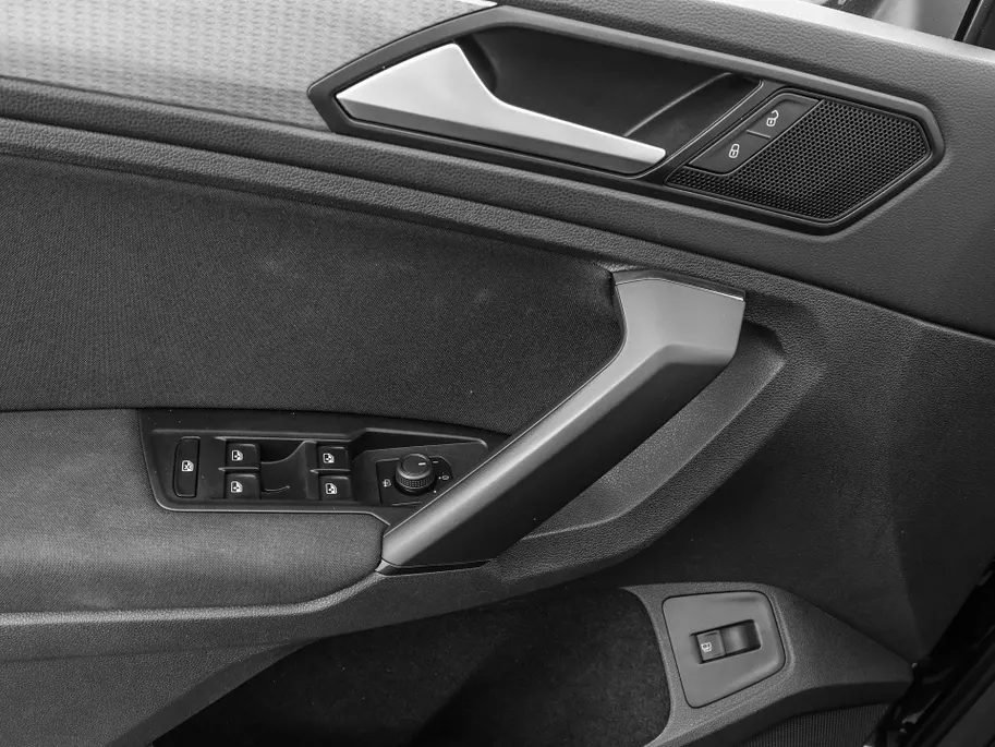 Volkswagen Tiguan 1.4 TSI eHybrid 245pk DSG Life Business · Camera · Inklap. Trekhaak · Stuur- & Stoelverwarming · Parkeerassistent · Apple/Android Car Play ·