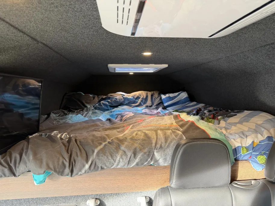 Renault Master T35 2.3 dCi 135 L3H2 Work Edition | Camper Edition | Motorsport Edition | Thule Omnistor Luifel | Airco in Leefruimte | TV | Koelkast | Magnetron | Volledig Bed | 2 Lederen Stoelen | DAB | LED Verlichting Leefruimte |