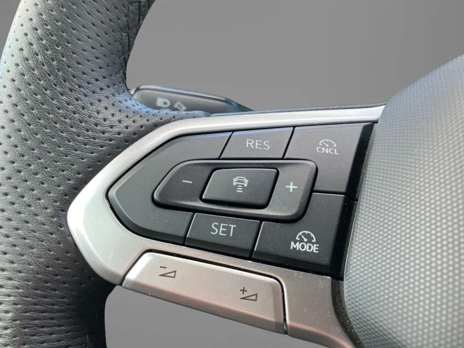 Volkswagen Golf 1.5eTSI/150PK DSG R-Line · Camera · Apple/Android Car Play · Stuur- & Stoelverwarming · Garantie t/m 14-03-2027