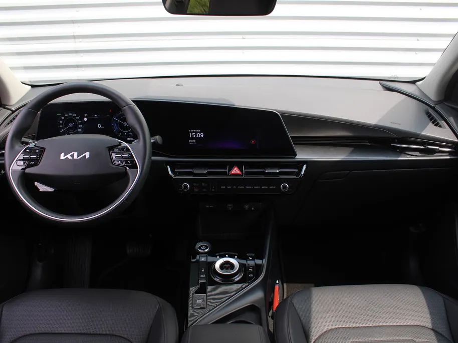 Kia Niro EV Edition Advanced 64.8 kWh | Stuur-/stoelverwarming | Elektr. stoelverstelling | Camera | Cruise adapt. | 17'LM | Clima | 17% bijtelling |