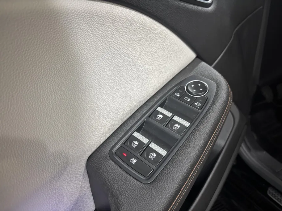Renault Clio 100PK TCe Initiale Paris | 1e eigenaar | Bose Audio | Wit Leder | Armsteun | Climate Control | Camera | Apple CarPlay/Android Auto | Cruise Control | Lichtemetalen Velgen | Licht & Regen Sensor |
