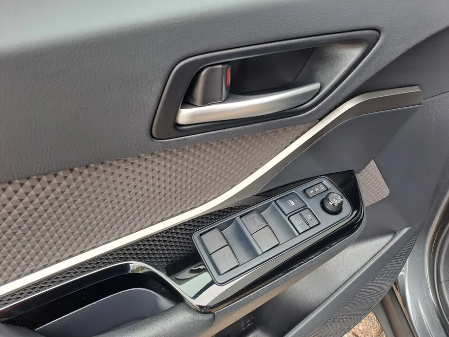Toyota C-HR 2.0 Hybrid Executive | Automaat | Cruise control adaptief | JBL | Camera | Navigatiesysteem full map | Apple Carplay/Android Auto | LM Velgen