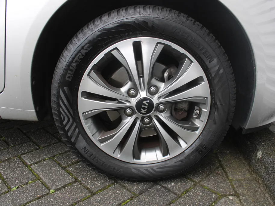 Kia Venga 1.4 CVVT First Edition | 16' LM | Trekhaak | Navi | Airco | Cruise | Camera | PDC | All seasons |
