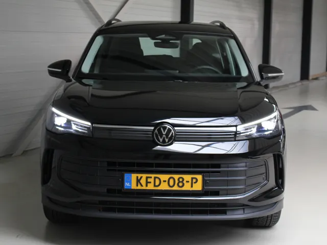 Volkswagen Tiguan 1.5 eTSI Automaat Navigatie | Trekhaak | Stoelverwarming | Lichtmetalen velgen