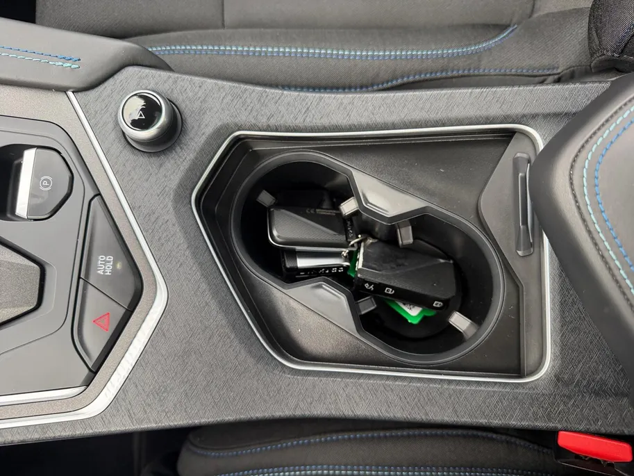 Lynk & Co 01 1.5 Apple Carplay/Android Auto , stoelverwarming , panoramadak , navigatiesysteem full map , camera 360 , elektrisch verstelb. bestuurdersstoel met geheugen , elektrisch bedienbare achterklep ,                                               lichtmetalen ve