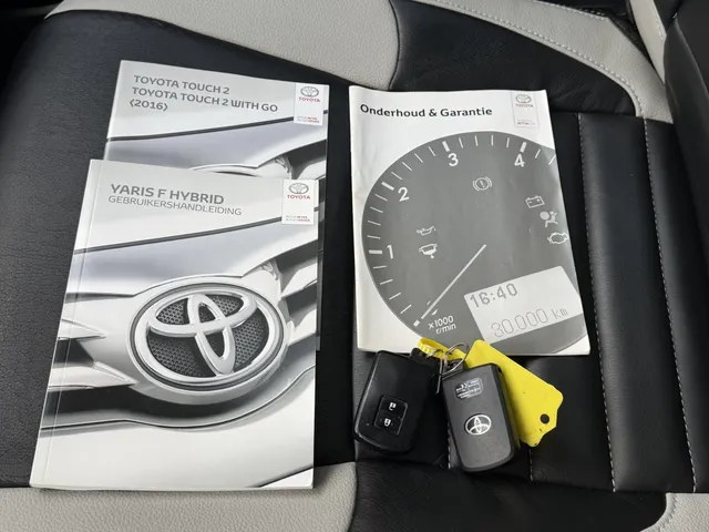 Toyota Yaris 1.5 Hybrid Trend Bi-Tone | Leer | Navigatie | LM Velgen