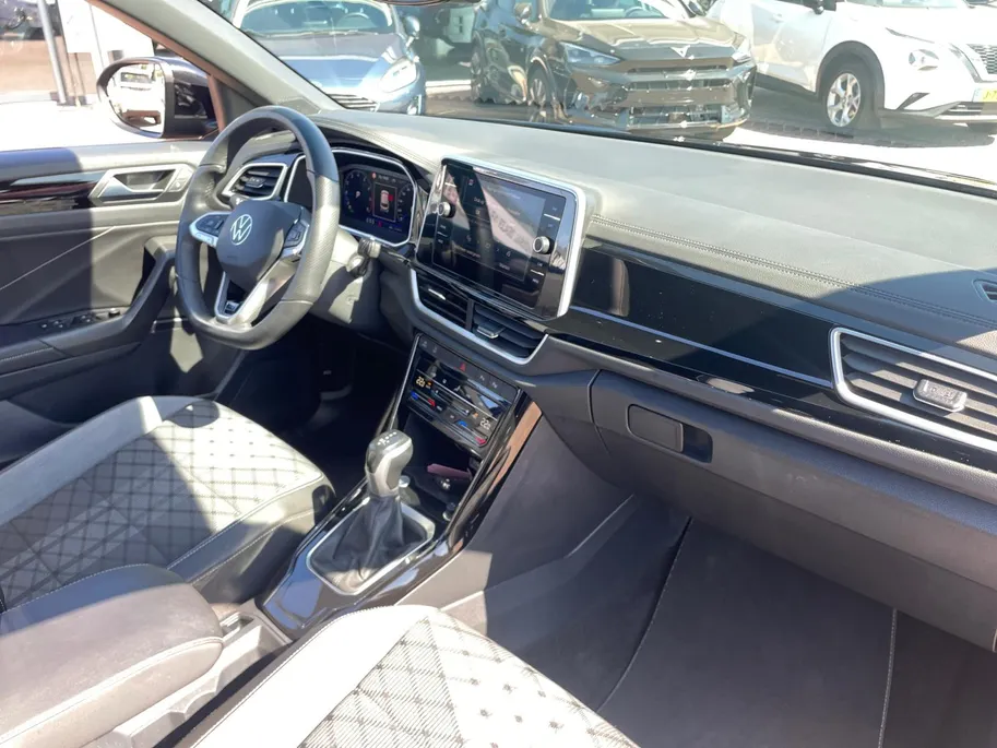 Volkswagen T-Roc 1.5 TSI R-Line Edition *Automaat*Navi via Carplay*Camera*Schuif/kanteldak*Climate Control*Adapt. Cruise Control*LM.Velgen*Zeer nette auto!