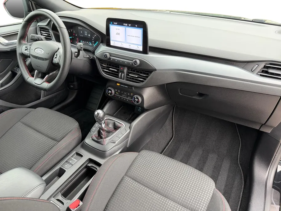 Ford Focus 1.0 EcoBoost Hybrid ST Line Style | Dealer onderhouden | NL auto | Winter pack | Cruise control | Parkeersensoren voor en achter | Achteruitrijcamera | Draadloos opladen mobiel | Apple carplay & Android auto | Keyless entry | Privacy glas | Bovag garantie