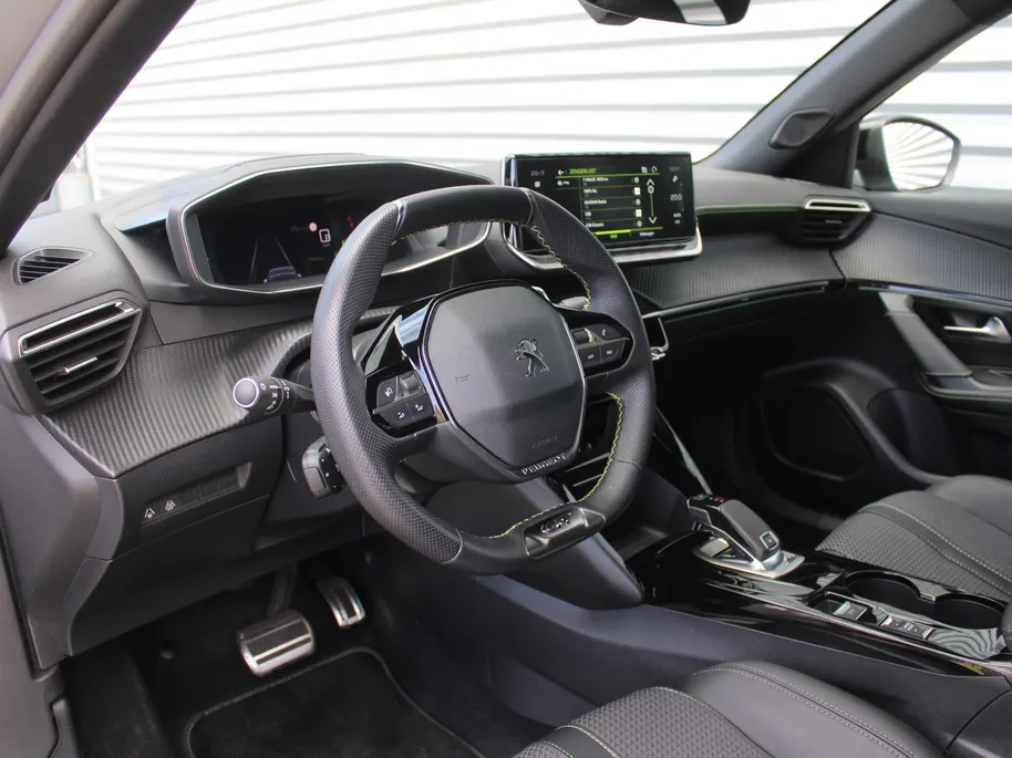 Peugeot 2008 1.2 PureTech GT | Automaat | Navi | Camera | Panoramadak | Dodehoek detectie | Cruise adapt. | 17' LM | LED |
