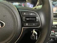 Kia Niro 1.6 GDi Hybrid Edition | Trekhaak Vaste Kogel+ 13-Polige stekker | Schuifkanteldak | Apple Carplay / Android Auto | Navigatiesysteem | Licht + Regensensor | Parkeersensoren + Camera Achter | 16' Lichtmetalen Velgen | Cruise Control Adaptief | Rijstrooksen