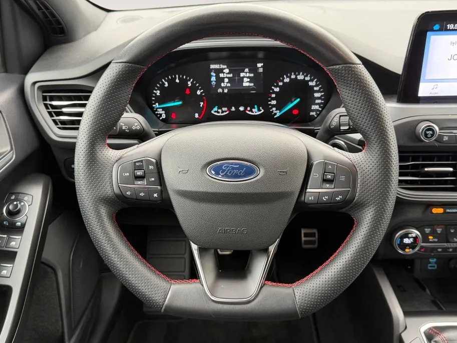 Ford Focus 1.0 EcoBoost Hybrid ST Line Style | Dealer onderhouden | NL auto | Winter pack | Cruise control | Parkeersensoren voor en achter | Achteruitrijcamera | Draadloos opladen mobiel | Apple carplay & Android auto | Keyless entry | Privacy glas | Bovag garantie