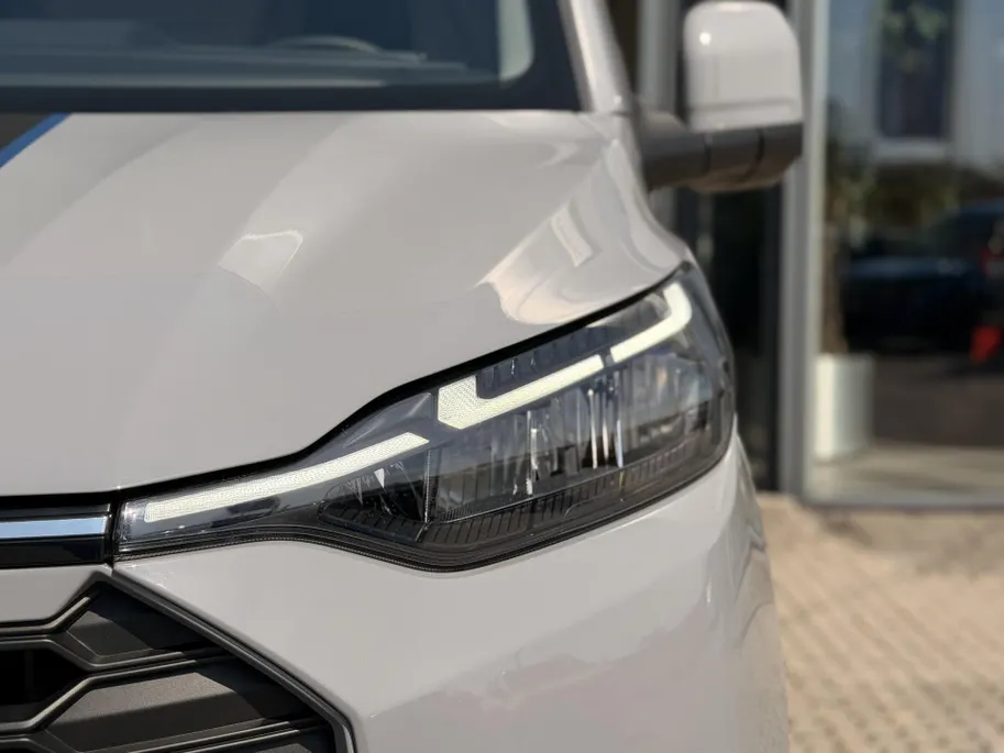 Ford Transit Custom 320 2.5 PHEV L2H1 Sport SHOWROOM VOORDEEL € 2000 I DRIVER ASSIST PACK PREMIUM I INKLAPBARE TREKHAAK I WINTER PACK I 19 INCH VELGEN I AGM ACCU I