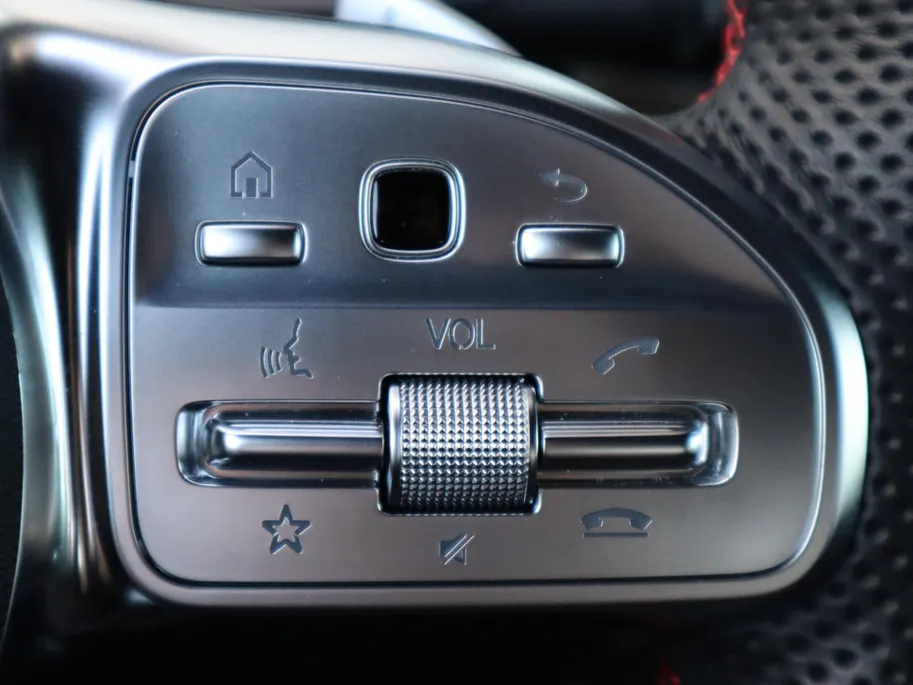 Mercedes-Benz A-Klasse 180 AMG Line l Panorama dak l Keyless entry l Achteruitrij camera l Stoelverwarming