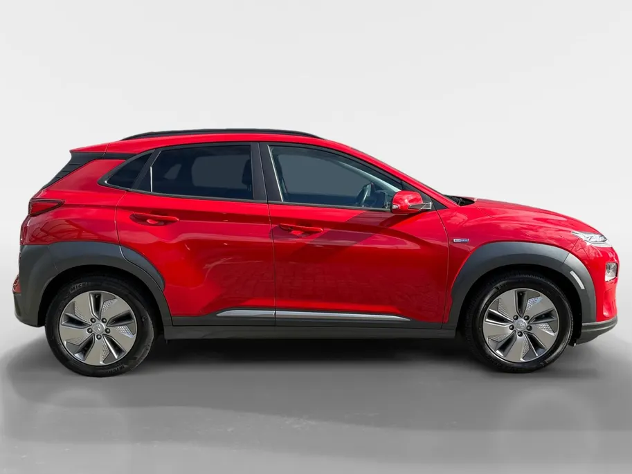 Hyundai Kona EV Fashion 64 kWh 204PK | Warmtepomp | SOH 100 % | Navigatie | Apple Carplay & Android Auto | Adaptive cruise control | Climate control | Head-up display | Parkeersensoren achter | Trekhaak |