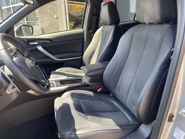 Mitsubishi Eclipse Cross 2.4i PHEV First Edition | All Seasons