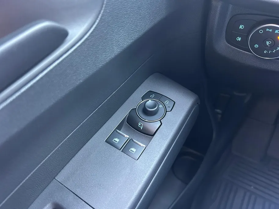 Ford E-Transit Courier Limited 44 kWh |Trehaak| Camera| Apple Carplay/Android Auto| stuurwiel verwarmd| 12 maanden Bovag Garantie|