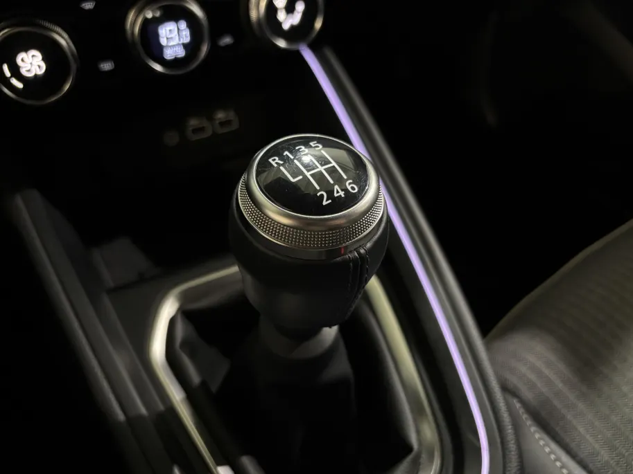 Renault Clio 90PK TCe GPF Techno | 9,3' Navi | Climate Control | Apple CarPlay/Android Auto | Camera | Cruise Control | Parkeersensoren | Full LED | Lichtmetalen Velgen | Digital Cockpit | Licht & Regen Sensor |