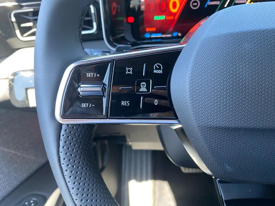 Renault 4 comfort range iconic canvas dak 52 kWh elektrisch vouwdak , nu met 1800,- voorraad korting .  Apple Carplay/Android Auto , Pack Advanced Driving Assist , Harman/kardon premium audio , lichtmetalen velgen 18' , voorstoelen verwarmd , warmtepomp , navigatie