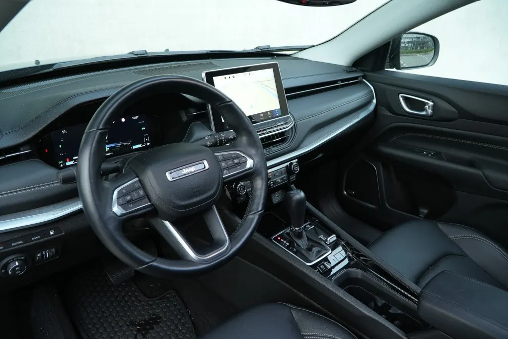 Jeep Compass 4xe 240 PK Hybrid S | Leder | Pano | Safety | Winter | 19'