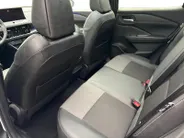 Nissan QASHQAI 1.3 MHEV Xtronic N-Connecta Apple Carplay/Android Auto , airco (automatisch) , cruise control adaptief met Stop&Go en stuurhulp , elektrisch bedienbare achterklep met sensorsturing , navigatiesysteem , panoramadak , voorstoelen verwarmd en stuur , rondomz