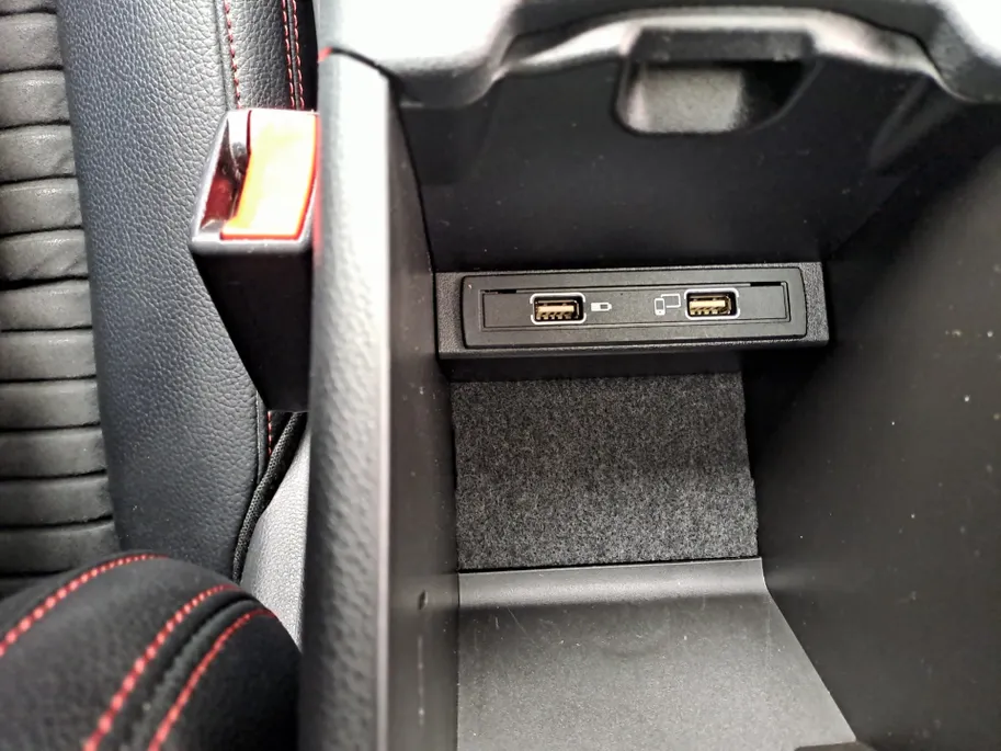 Mercedes-Benz GLA 180 Business Solution AMG AUTOMAAT | Trekhaak | Schuif/kanteldak | Navigatie | Camera | AMG-styling | Climate | Sensoren | Apple Carplay/Android Auto | Cruise | Stoelverwarming