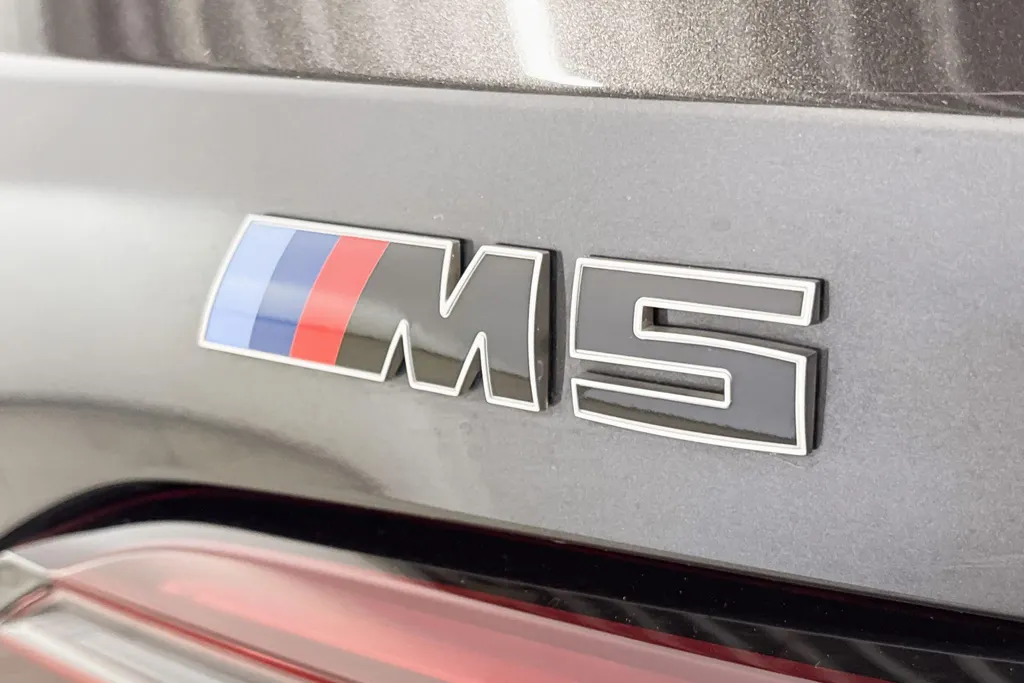 BMW M5 Touring M Drive Professional