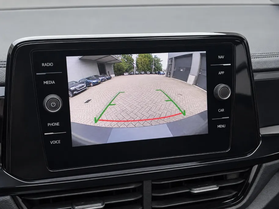Volkswagen T-Roc 1.5 TSI 150pk DSG R-Line · Panoramadak · Camera · Dodehoeksensor · Keyless · Apple/Android Car Play · 19'Velgen ·