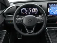 Volkswagen T-Roc R-Line First Edition 1.5 eTSI 150 PK 7 versn. DSG · Electrische achterklep · Achteruitrijcamera · Draadloze telefoonlader · Voorraad OUTLET · Prijs is inclusief inruilpremie ·