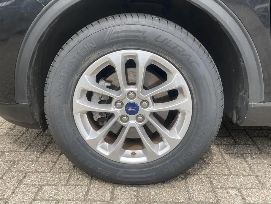 Ford Kuga 2.5 PHEV 225 pk Titanium Winter Pack - Draadloos opladen telefoon Origineel NL auto met weinig km.