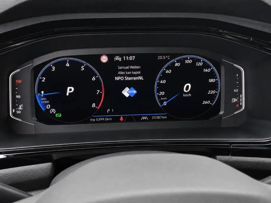 Volkswagen T-Roc 1.5eTsi/150PK DSG R-Line Black Style · Panoramadak · Camera + Parkeersensoren · Apple/Android Car Play · Garantie t/m 18-06-2027