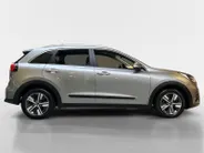 Kia Niro 1.6 GDi Hybrid DynamicLine | Apple Carplay / Android Auto | Navigatiesysteem | Licht + Regensensor | Parkeersensoren + Camera Achter | Climate Control | Cruise Control Adaptief | Rijstrooksensor + Correctie