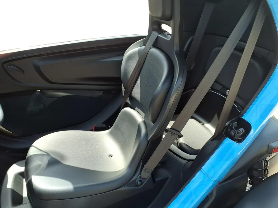 Renault Twizy Intens 80 duo uitvoering voor 2 personen | slechts 2048 KM | koopaccu |  LM velgen | blauwe wrap auto is zwart metallic Twizy Intens 80 duo uitvoering voor 2 personen | slechts 2048 KM | koopaccu |  LM velgen | blauwe wrap auto is zwart metallic