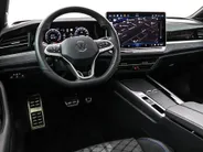 Volkswagen Passat Variant 1.5 eHybrid 272pk DSG R-Line Edition · Panoramadak · Inklap. Trekhaak · 360 Camera · Keyless · Matrix LED · Elek. Achterklep · Head-Up Display · Garantie t/m 13-11-2030 of 100.000km