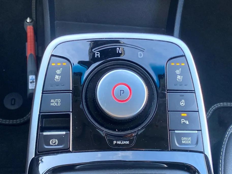 Kia e-Niro ExecutiveLine 64 kWh | Climate control | Leder | Stoel + stuurverwarming en ventilatie | Schuif/kanteldak | Navigatie | 17 inch LM-velgen | Keyless | SOH 97% |