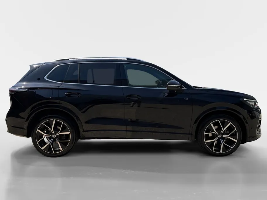 Volkswagen Tiguan 1.5 eTSI R-Line Business | Elektrisch wegklapbare trekhaak | Stoelmassage | Elektrisch bedienbare achterklep | Achteruitrijcamera | Parkeersensoren voor- en achter | Navi | Adaptive cruise control | Sportstoelen