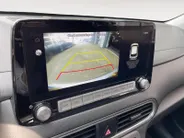 Hyundai Kona EV Comfort 64 kWh | Warmtepomp | 100% SOH | Adaptive cruise control | Apple Carplay & Android Auto | Achteruitrijcamera | Parkeersensoren achter | Keyless entry | DAB radio |