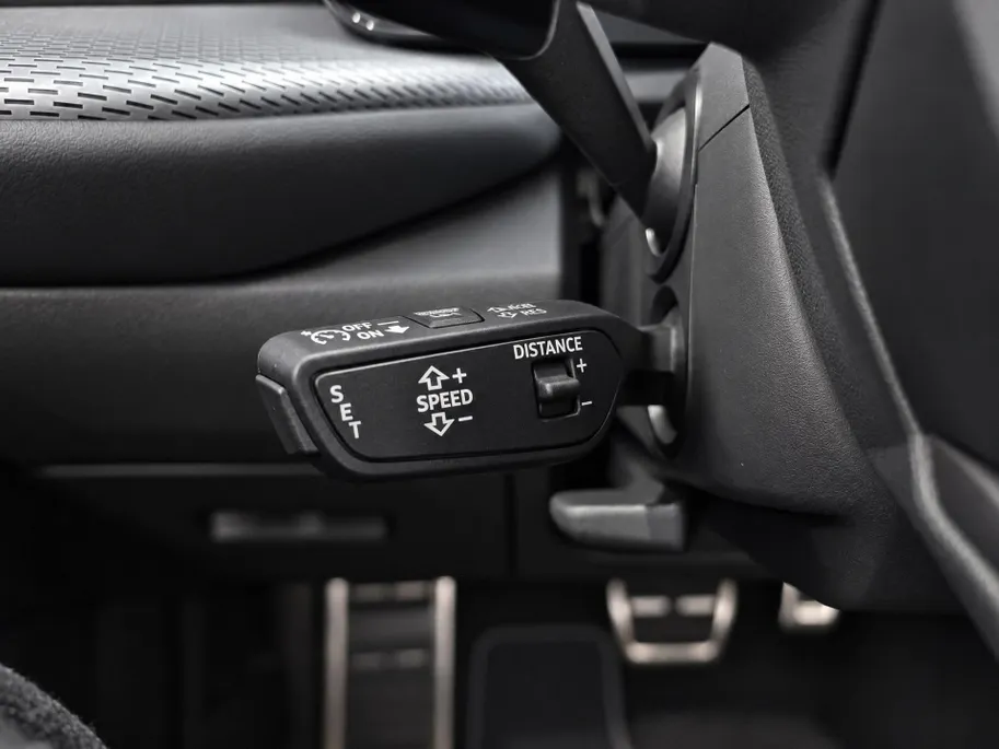 Audi Q5 Sportback e-hybrid quattro S edition Competition 367 PK · Glazen panoramadak · Head-up display · B&O premium 3D