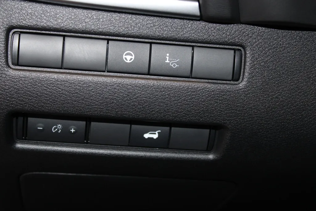 Nissan X-Trail 1.5 e-Power Tekna Plus | Naviagtie| 360grd camera| Pdc voor en achter| Climate controle 3 zones| Stoel-, stuur- en voorruit verwarming| Lederen bekleding| 19inch Wielen| Stoel geheugen|