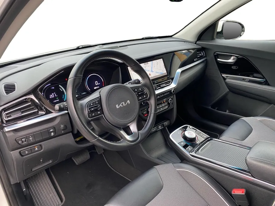 Kia e-Niro DynamicLine 64 kWh | Climate control | Navigatie | 17 inch LM-velgen | Keyless | AppleCarPlay-Android Auto | Parkeercamera | SOH 99.3% |
